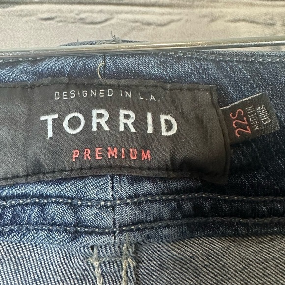 Torrid Women’s Premium Flare Jeans Medium Wash Distressed Stretch Mid Rise 22S - Picture 4 of 11